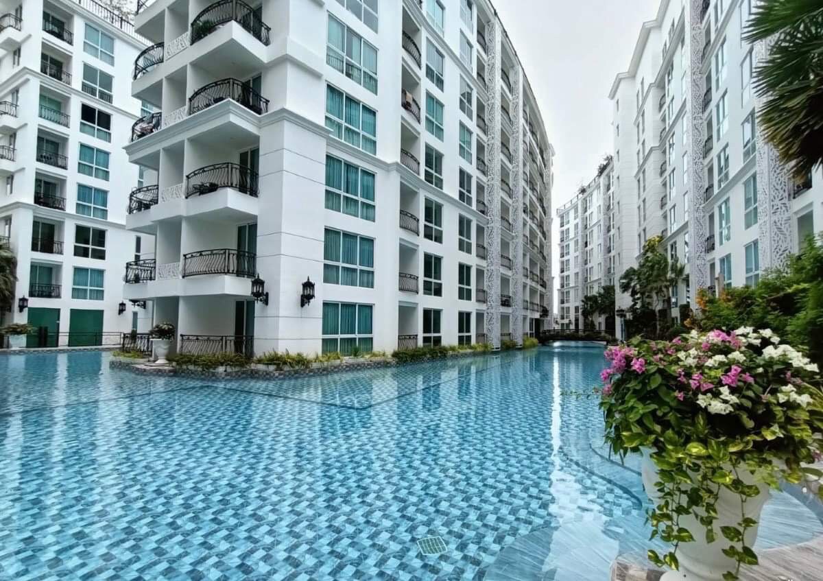 Condos with Swimming Pool for Sale in Pattaya