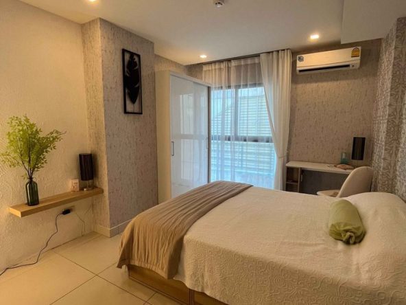 "1-Bedroom Corner Condo at Siam Oriental Plaza Pratumnak, Fully Furnished, 35.96 Sqm, 2nd Floor, Outside View"