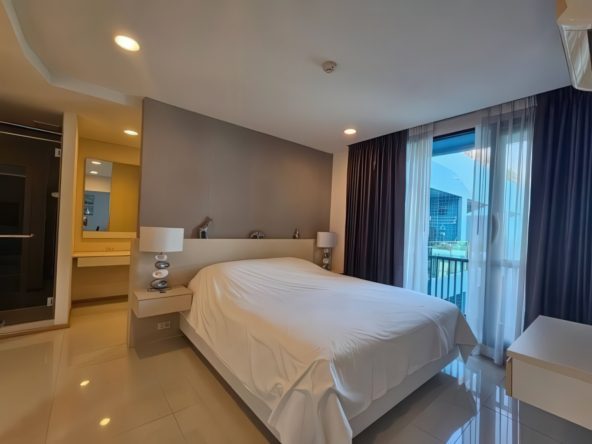 Fully furnished 1-bedroom condo in Acqua Jomtien with pool view and modern interior design