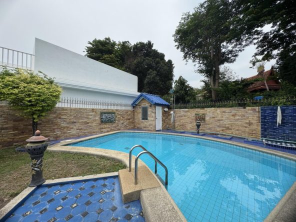 Single house for sale in Pattaya with private swimming pool, 4 bedrooms, Thai name, near Jomtien Beach