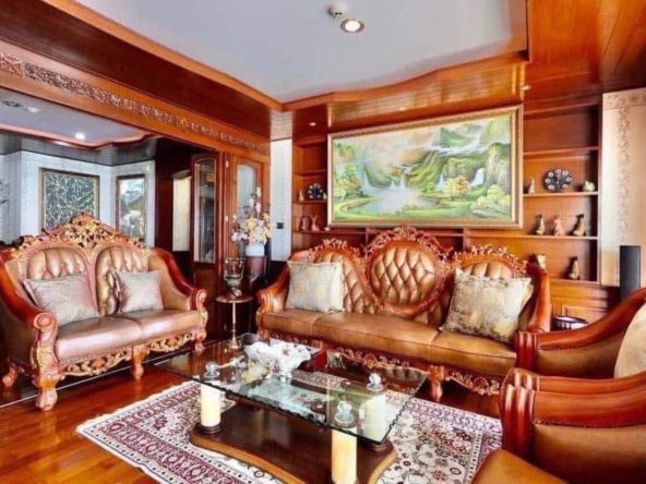 Sea view condo for sale in Royal Cliff Pattaya, 20th floor, Thai name, 189 SQM with large balcony