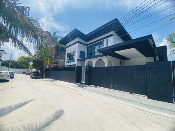 Pool villa for sale in Baan Piam Mongkon 3 Pattaya, 4 bedrooms, large pool, Thai name, fully furnished