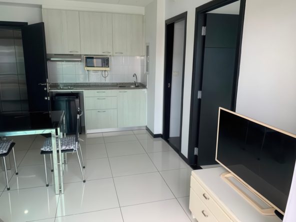 1-bedroom condo for sale in Siam Oriental Garden 2, city view, 5th floor, foreign name, fully furnished unit in Pattaya