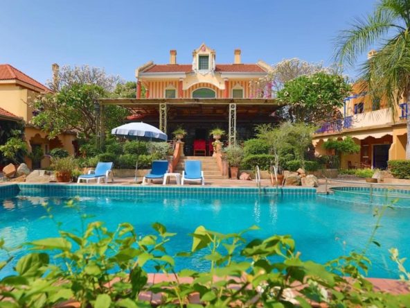 Toscana-style luxury resort for sale in Pattaya with pool and villas