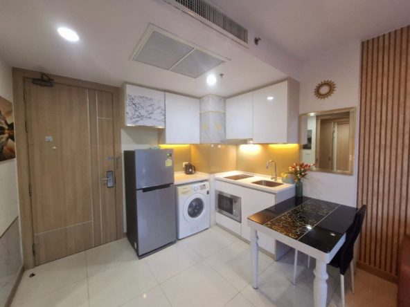 Pool view 1-bedroom condo in Riviera Wongamat for rent” / “Fully furnished Riviera Wongamat unit with full kitchen and pool access