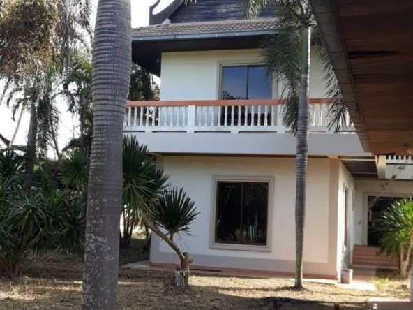 Detached house for renovation in Pattaya with large land
