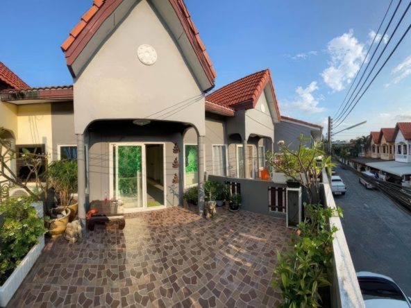 Townhouse for sale Pattaya with parking and tenant