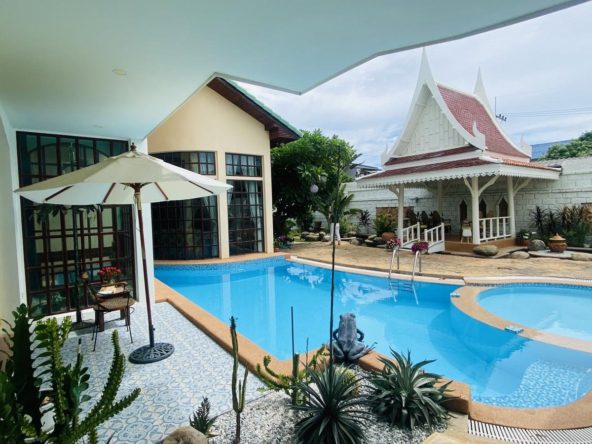 "5-bedroom pool villa in Nern Phlap Wan, Pattaya – large land and tropical garden"