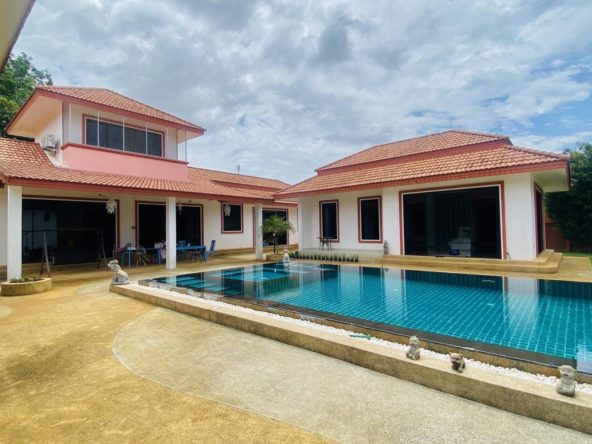 “Large pool villa for sale in Pattaya – 3-bedroom estate with garden”