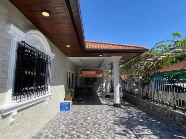 Thepprasit pool villa garden area – Eakmongkol Village house for sale in Pattaya