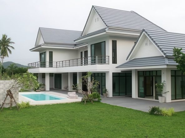 Private swimming pool and garden in 3-bedroom Bang Saray villa