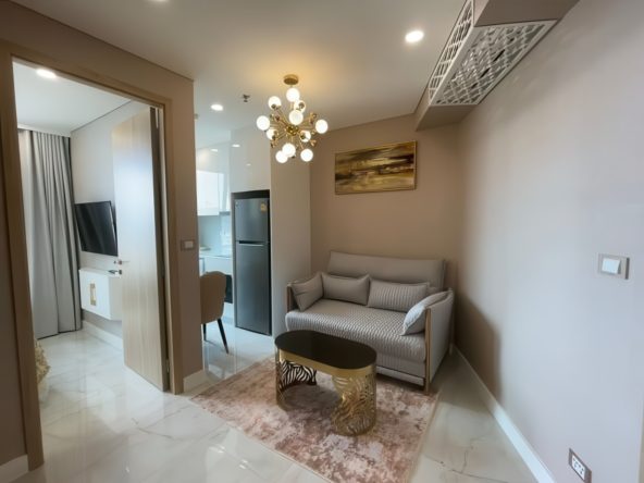 Fully furnished compact living room with balcony overlooking Jomtien Bay – Copacabana