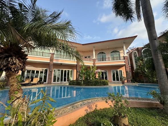 Luxury pool villa East Pattaya near Phoenix Gold Golf Club