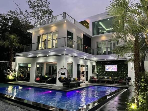 Luxury 8-Bedroom Villa in Pattaya