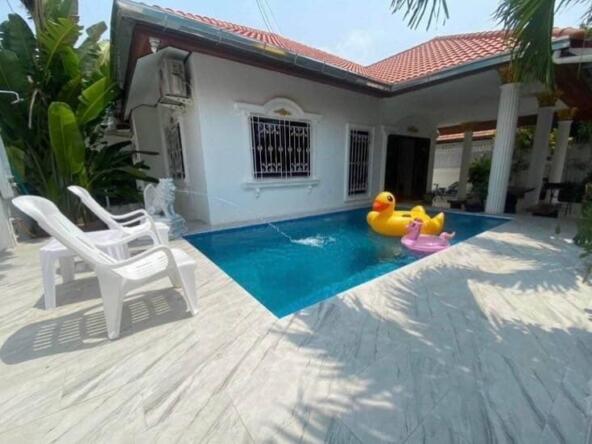 "Chic 4-bedroom pool villa with lush gardens just 800 meters from Jomtien Beach."