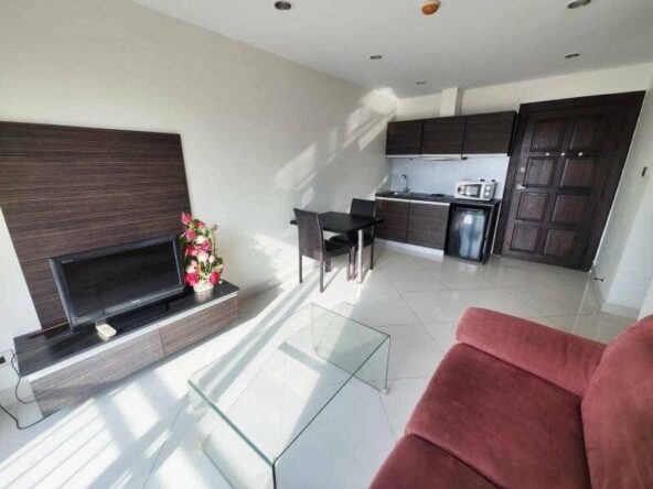 Modern 1-bedroom condo at Park Lane Jomtien, floor 6, with panoramic city views and stylish interiors