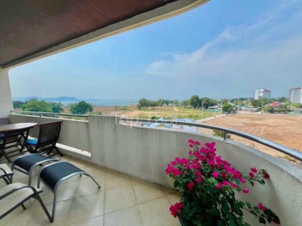 Spacious 2-bedroom corner condo in Na Jomtien with modern amenities and stunning views.