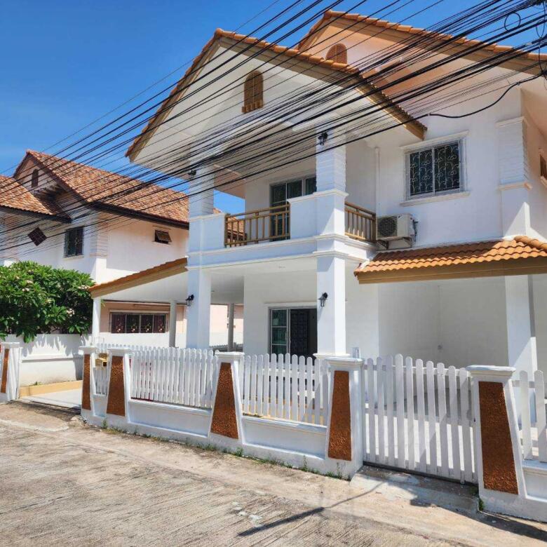 Exterior view of the luxurious 2-story Sirisa 9 home in Pattaya.