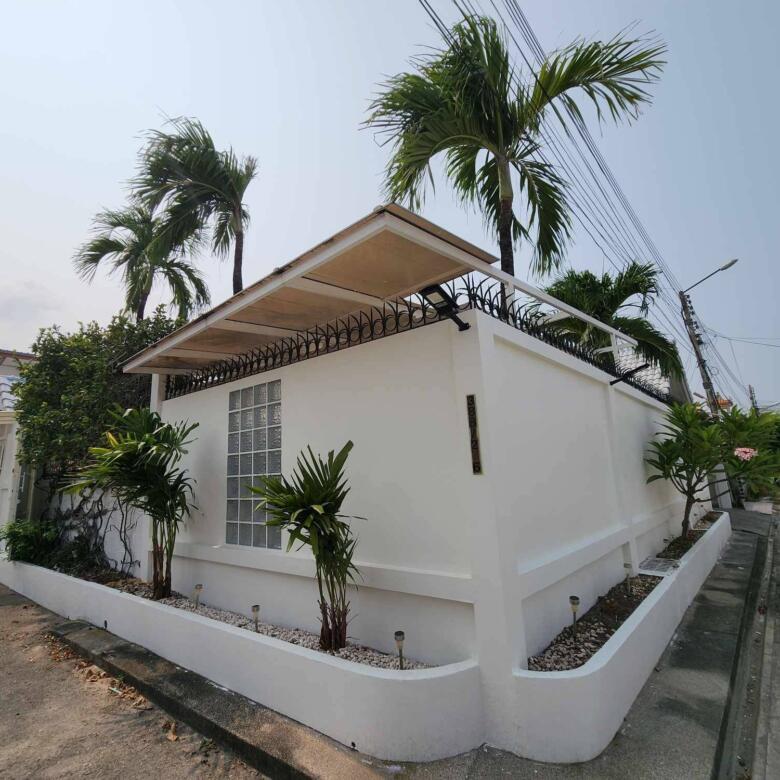 Luxurious pool villa in South Pattaya with lush garden and outdoor kitchen.