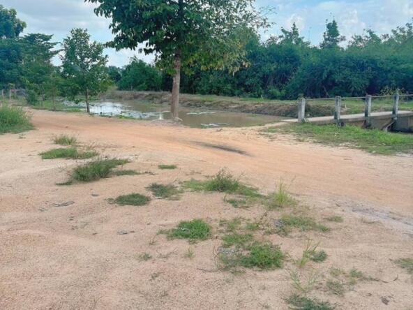 Panoramic view of lush, green vacant land in Huay Yai available for sale, highlighting its vast area.