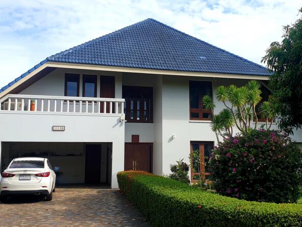 Elegant 4-bedroom house in Phoenix Gold Golf & Country Club with golden teak wood and spacious parking