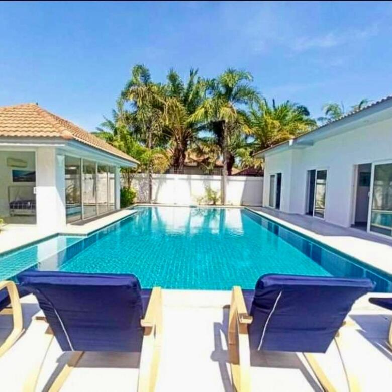 Luxurious pool villa in Pratumnak Hill with ocean proximity