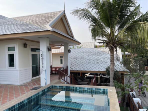 Luxurious pool villa in Amorn Village, Soi Nong Hin