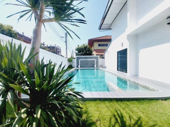Luxurious two-storey house in Pattaya with private swimming pool.