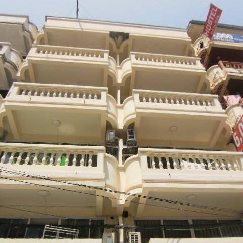 Panoramic view of the Jomtien Guesthouse featuring guest rooms and commercial shops.