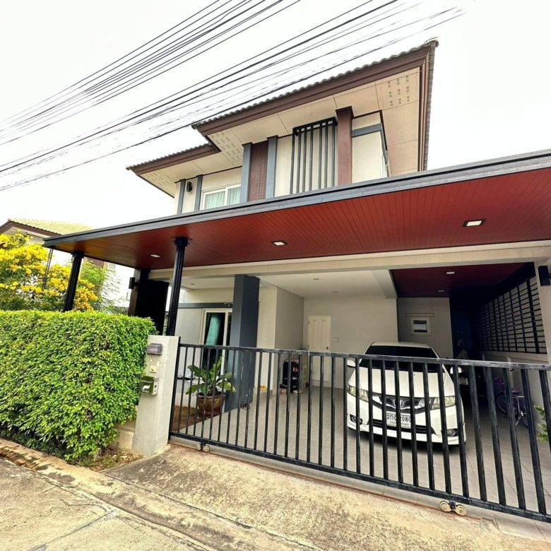 Interior view of a modern 2-Storey Twin House in Pornprapanimit.