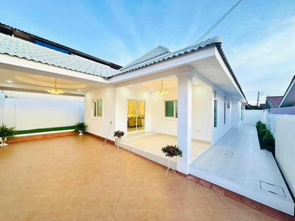 Fully furnished 3-bedroom single house for sale in Chokchai 7, Khao Noi with parking for 2 cars.