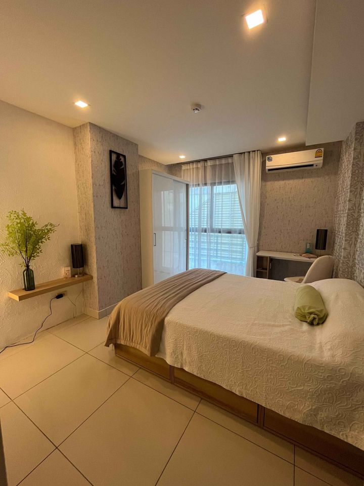 "1-Bedroom Corner Condo at Siam Oriental Plaza Pratumnak, Fully Furnished, 35.96 Sqm, 2nd Floor, Outside View"