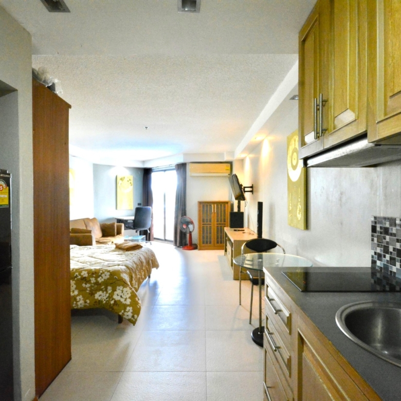 Fully furnished studio condo in Angket Hip Residence, Jomtien, 37 sqm with pool view, priced at 1.52M Baht."