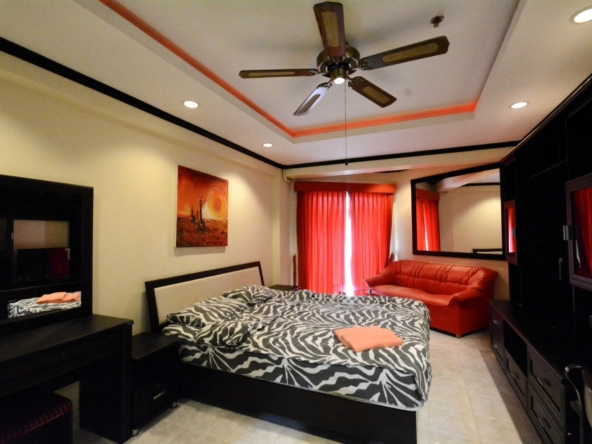 Fully furnished studio at Jomtien Beach Condominium with sea view from the 12th floor.