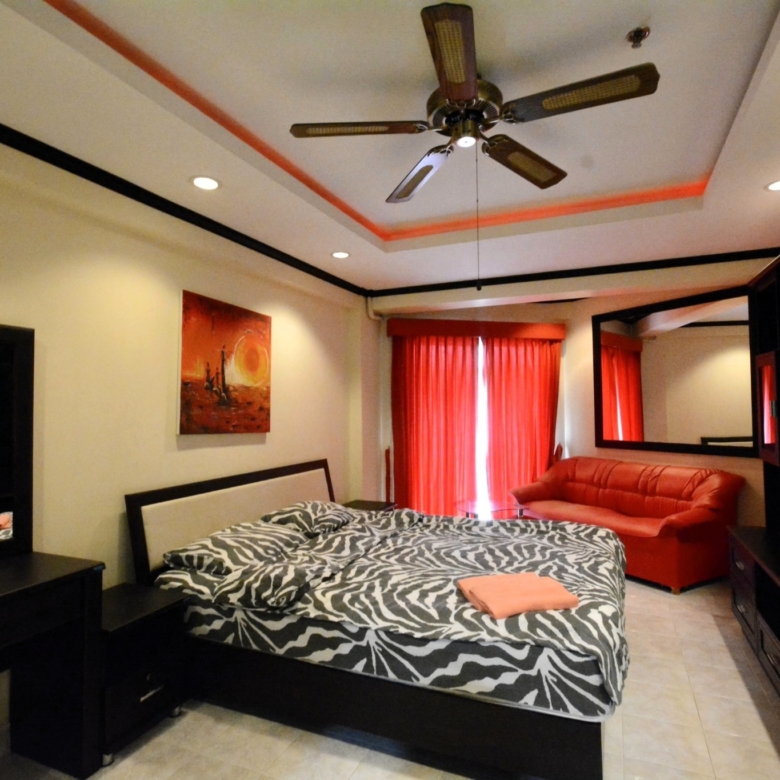 Fully furnished studio at Jomtien Beach Condominium with sea view from the 12th floor.