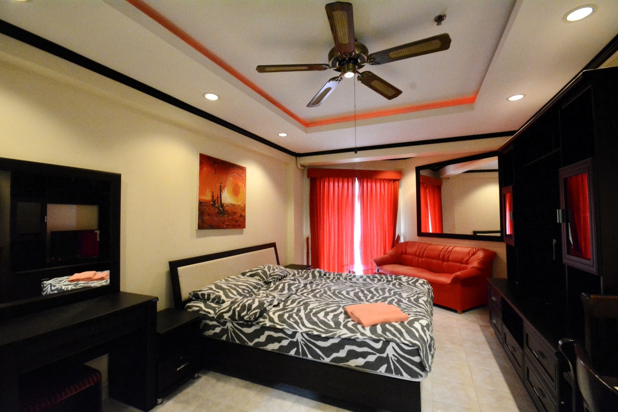 Fully furnished studio at Jomtien Beach Condominium with sea view from the 12th floor.