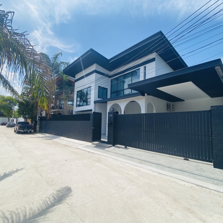 Pool villa for sale in Baan Piam Mongkon 3 Pattaya, 4 bedrooms, large pool, Thai name, fully furnished
