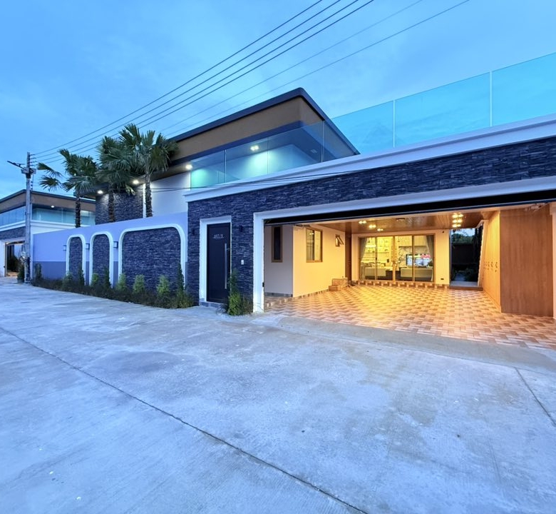 Luxury pool villa rental in Pattaya