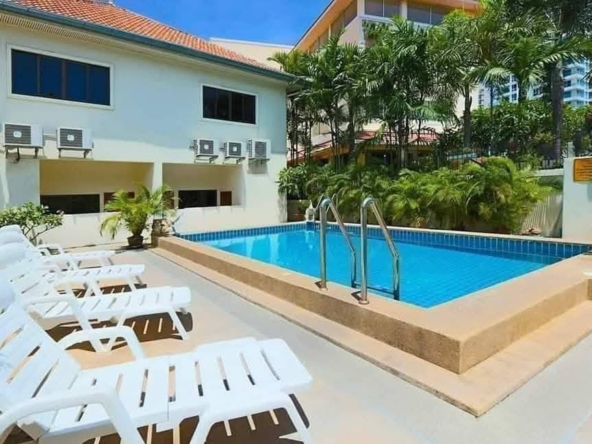 4-bedroom townhouse for rent on Pratumnak Hill, fully furnished, near Cosy Beach, with communal pool and parking