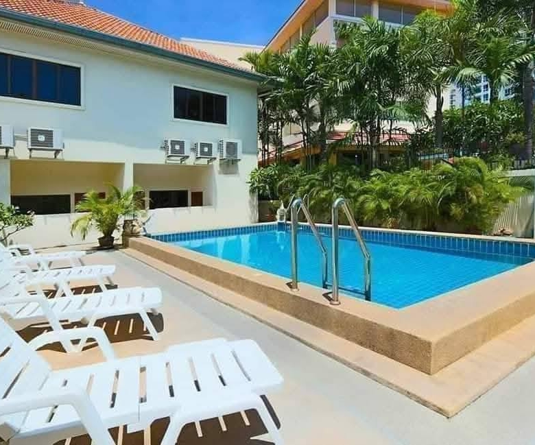 4-bedroom townhouse for rent on Pratumnak Hill, fully furnished, near Cosy Beach, with communal pool and parking