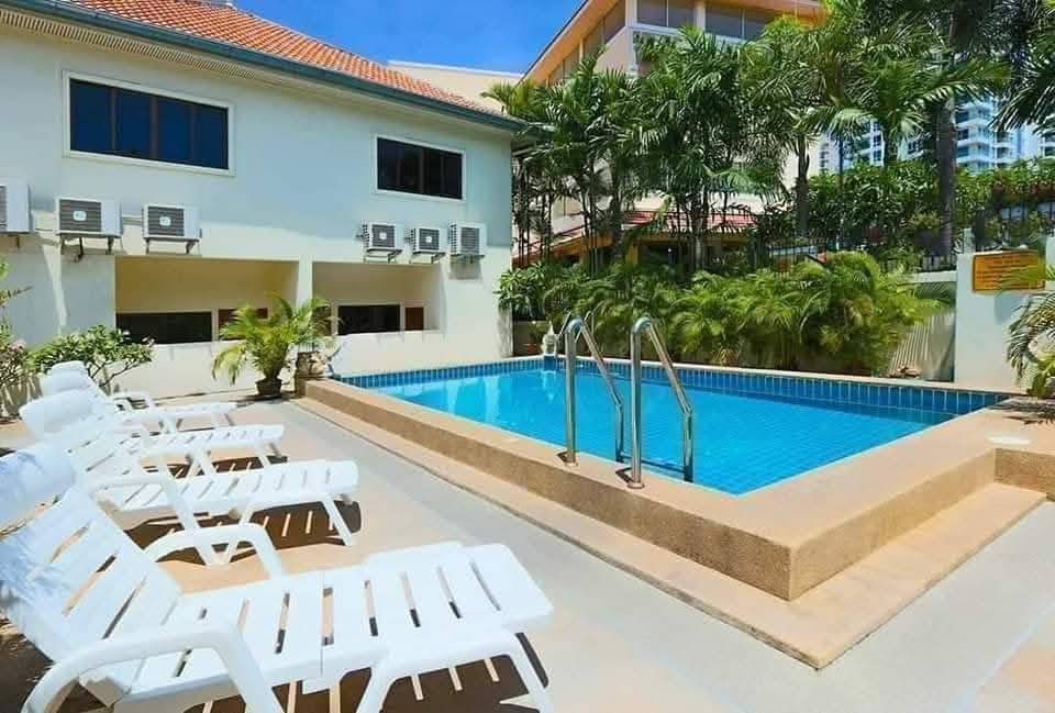 4-bedroom townhouse for rent on Pratumnak Hill, fully furnished, near Cosy Beach, with communal pool and parking