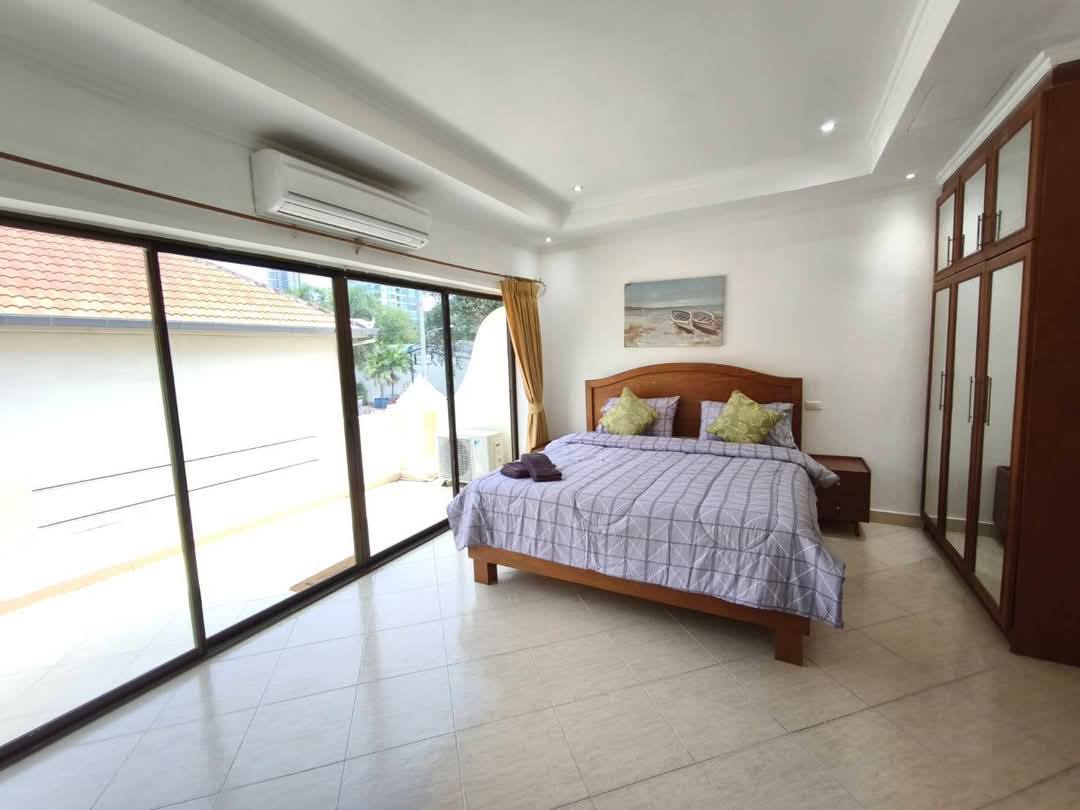 4-bedroom townhouse for rent on Pratumnak Hill, fully furnished, near Cosy Beach, with communal pool and parking