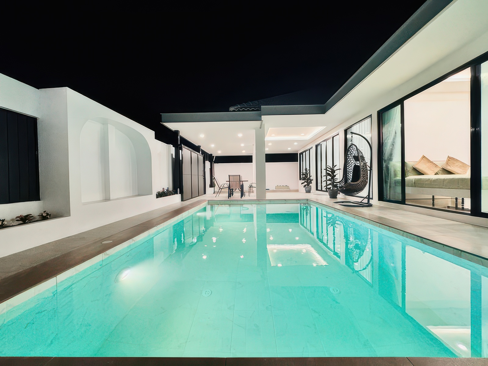 Pool villa for sale in Eakmongkol Village 2 Pattaya, 4-bedroom home with Thai company ownership and private pool