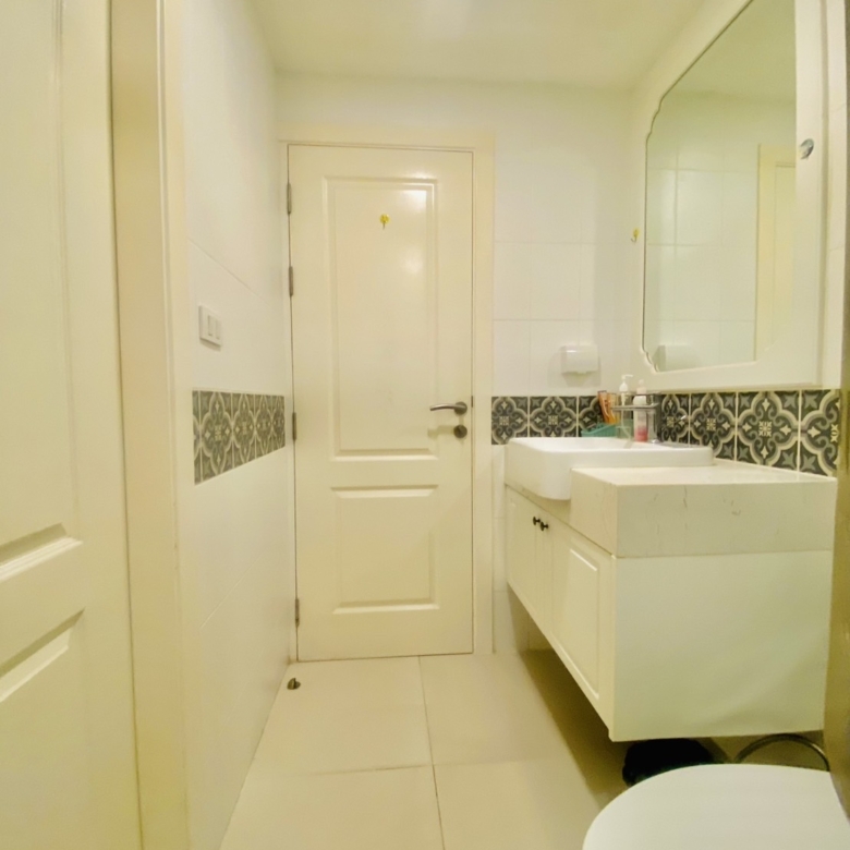 1-bedroom condo for rent in The Orient Resort Pattaya, fully furnished unit with outside view and tropical amenities
