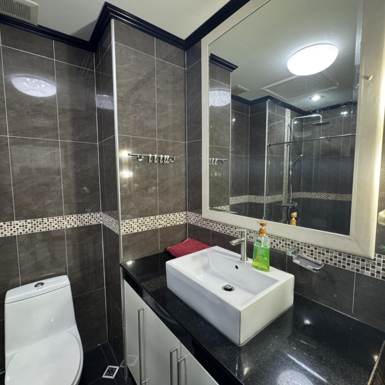 Sea view condo for sale in View Talay 6 Pattaya, 21st floor, 1-bedroom unit under foreign name