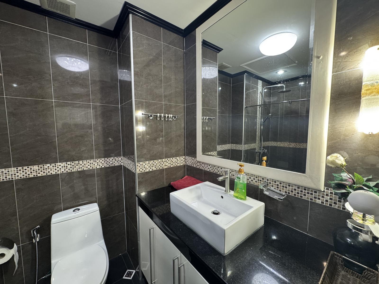Sea view condo for sale in View Talay 6 Pattaya, 21st floor, 1-bedroom unit under foreign name