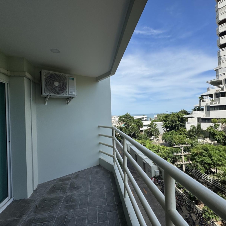 Studio condo for sale in View Talay 5C Pattaya, 5th floor, garden view, Thai company ownership