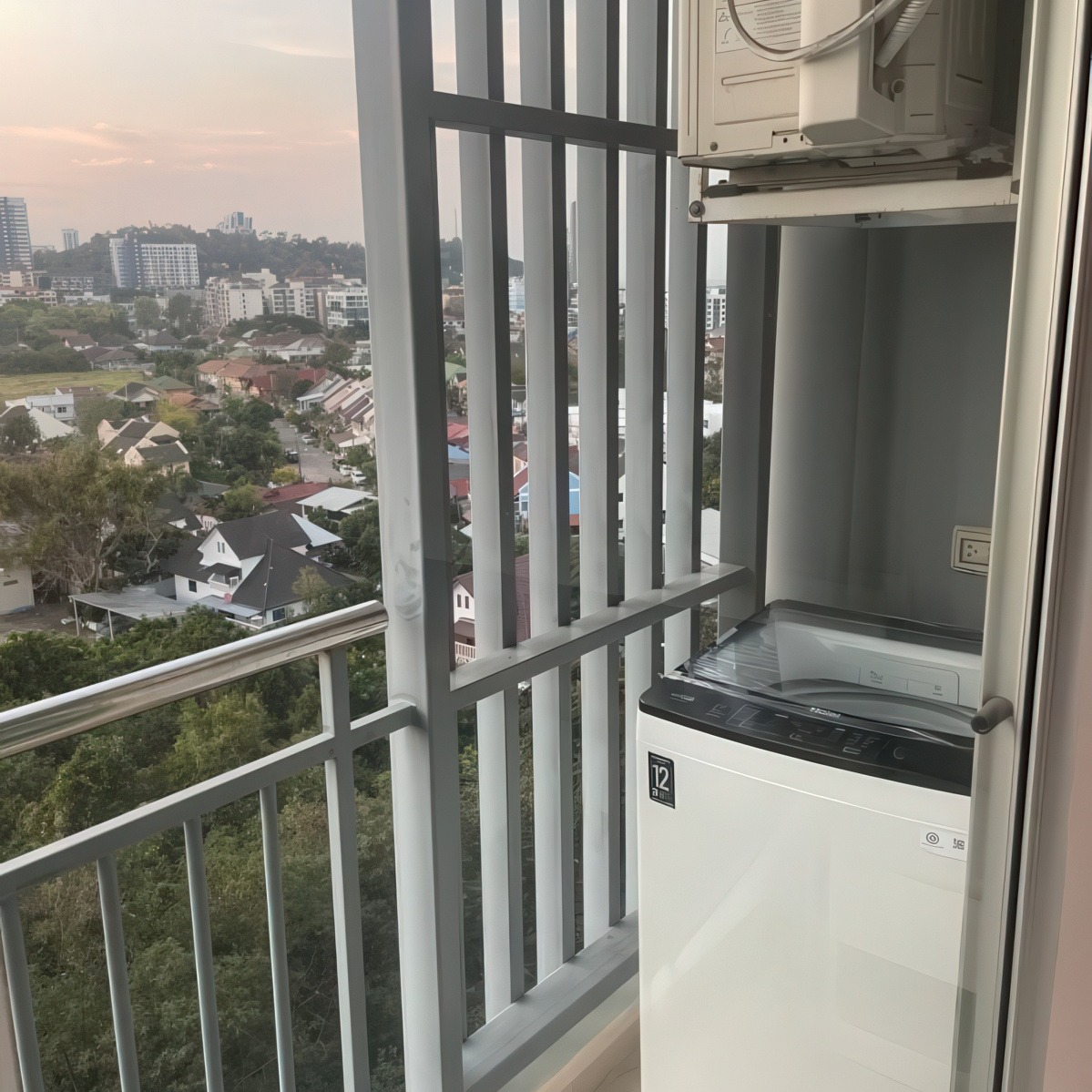 Studio condo for sale in Supalai Mare Pattaya, 20th floor, sea view, foreign name ownership