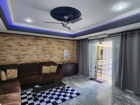 2-bedroom condo for sale in Siam Oriental Twins Pattaya, pool view, 4th floor, fully furnished, Thai company ownership