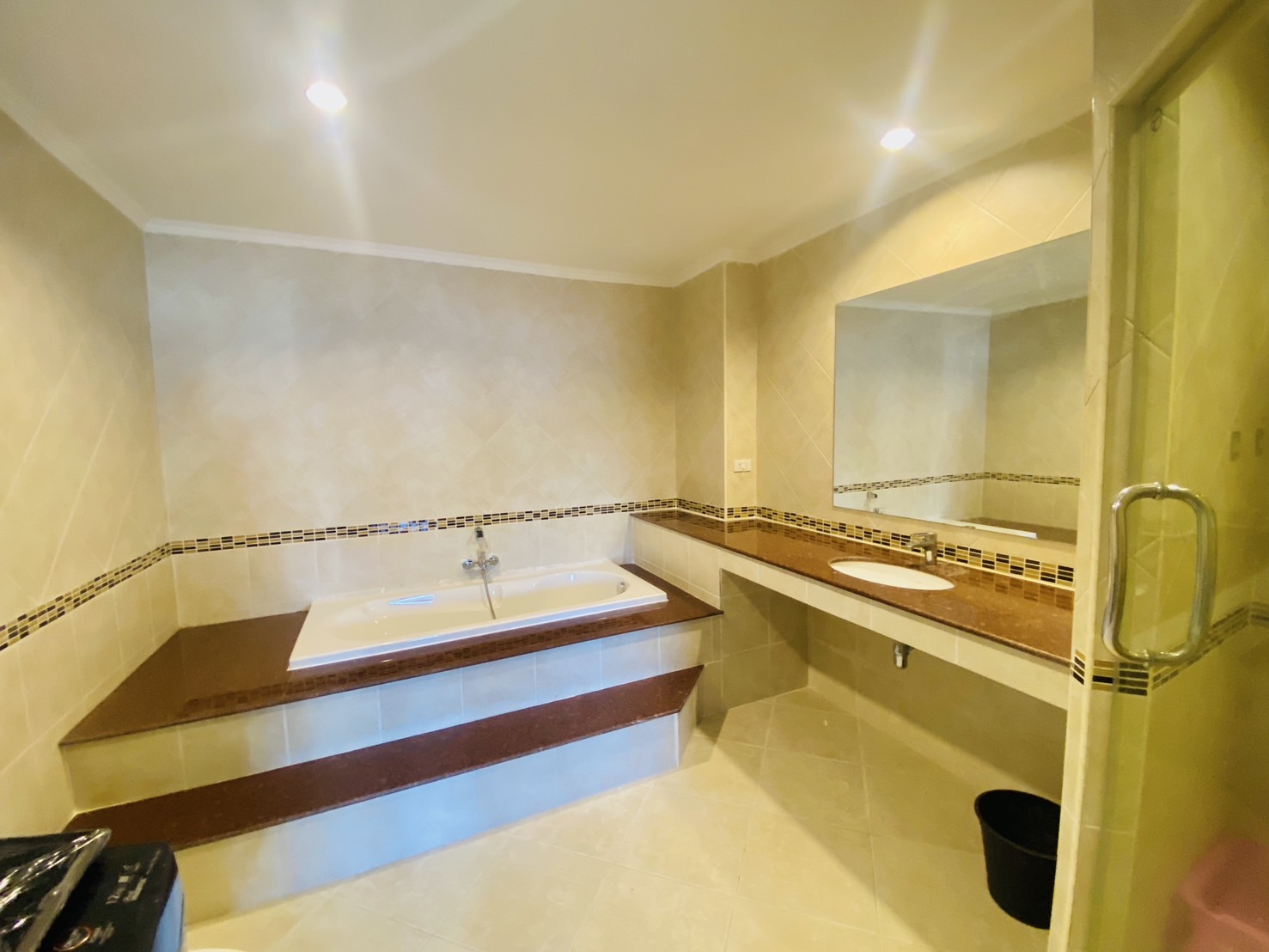 1-bedroom condo for rent in View Talay Residence 5 Pattaya, 5th floor, 99 sqm, city view, fully furnished